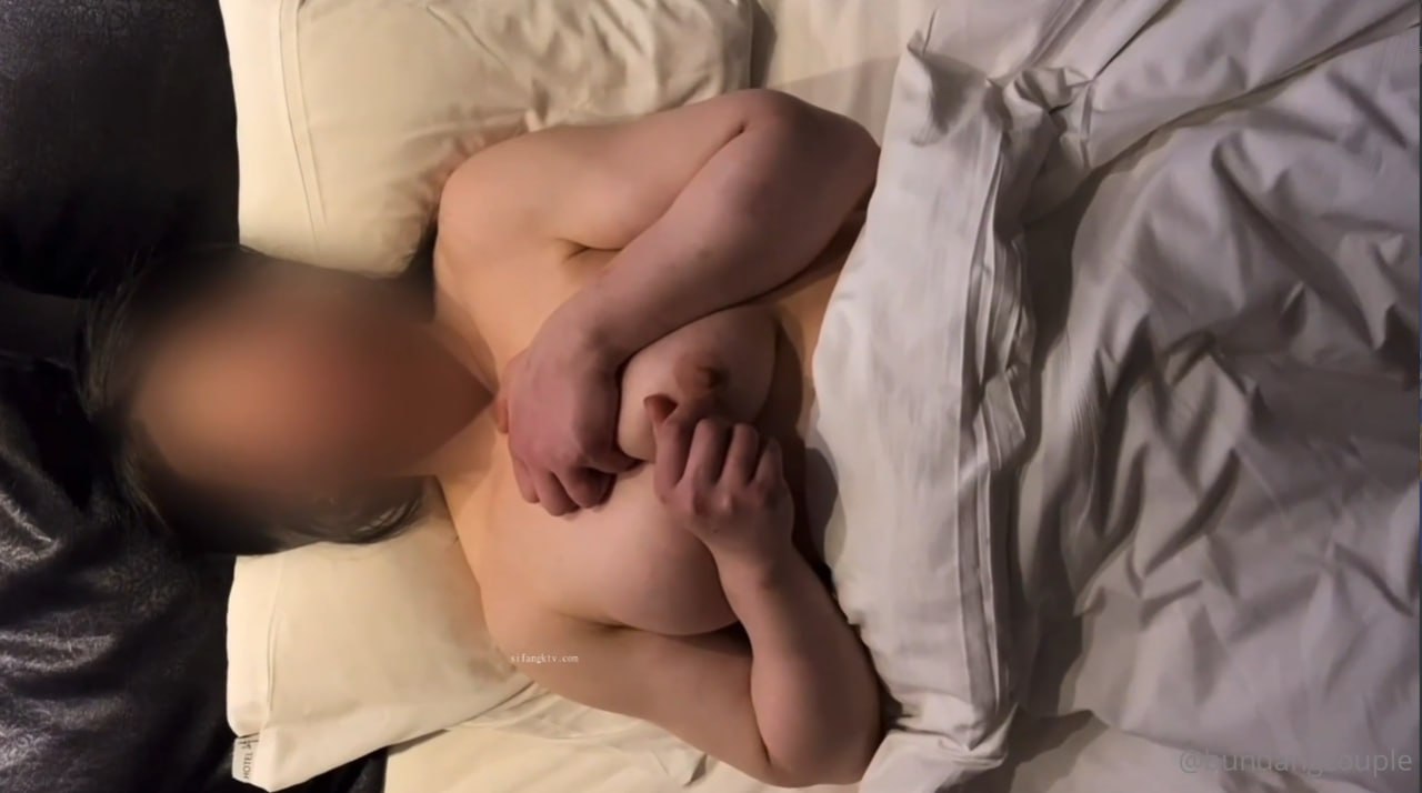 甜美黑衣肥穴外围妹纸 翘起屁股各种内裤揉穴 翘起双腿肥逼特写 抬腿正入你好骚啊屁股好大